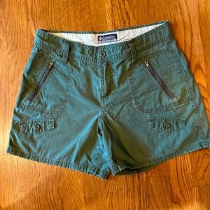 Women’s Columbia shorts size 6 with 5” inseam. Excellent condition.